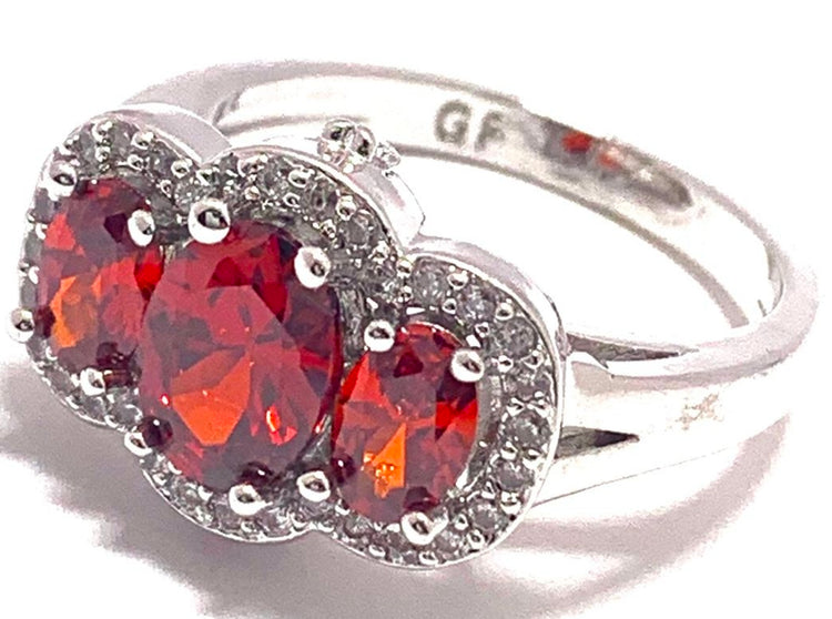 Anillo de oro blanco de 18k con granate de 2.50ct y diamantes diamonique. Talla 8