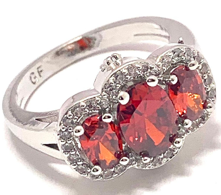 Anillo de oro blanco de 18k con granate de 2.50ct y diamantes diamonique. Talla 8